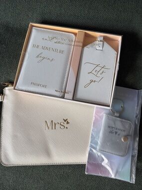 Mrs. Bridal Travel Set - White with Gold Script